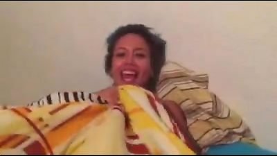 Mujer Luna Bella la descubre masturbandose