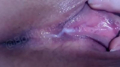 Mimi se masturbando ate sacar leitinho da sua bucetinha