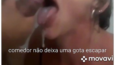 Macho mostra para o corno como tratar a esposa como puta: ele enterra com for&ccedil;a, pega pelos cabelos e depois coloca a cheating para beber toda sua porra para o corno manso filmar