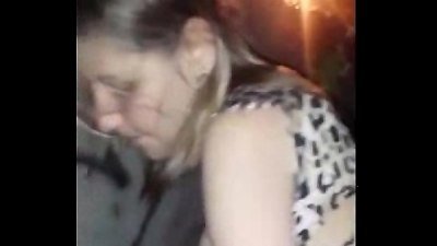 Esposa loirinha dando o cu para desconhecidos na frente do corno - www.AumentoPeniano.top