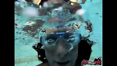 brunette milf Sofie Marie Plays Her slit While Underwater