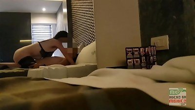 San Valentin con Isa Hotwife. Sola y sin marido. Por favor ll&eacute;vate a mi esposa y follatela de regalo. te corres de como escuchar su mensaje