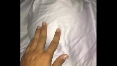 Mi sobrina le hizo una sorpresa de san Valent&iacute;n asu novio y la dejo plantada y espere que se duerma para aprovecharme de ella