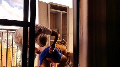 My boss called me to fix a closet at home and I ended up screwing and nutting inside the needy slut's ass. Vagninho and Agatha Mama