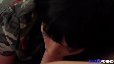 Carla, brown-haired aux gros seins, baise son-in-law voisin en l'absence de son mari